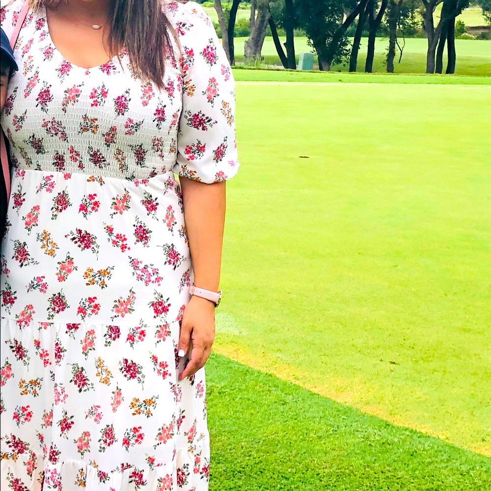 Adorable floral smocked maxi dress. Great condition. Size M fits 12. Stretchy